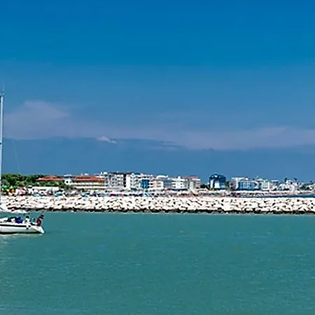 Hotel Fantastic With Terrace And Swimming Pool Caorle